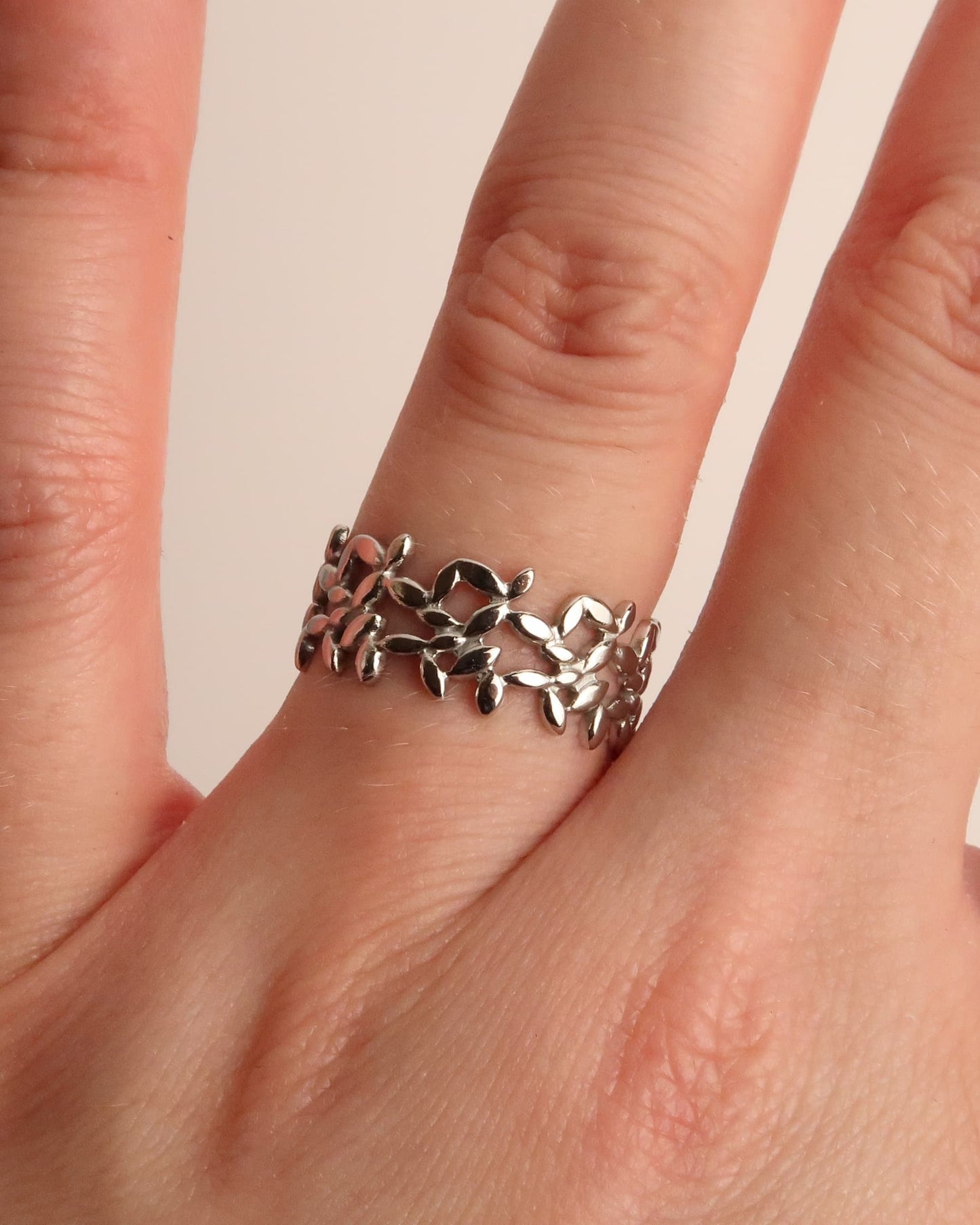 LIV - Blatt Ring mit Cut-Out Details