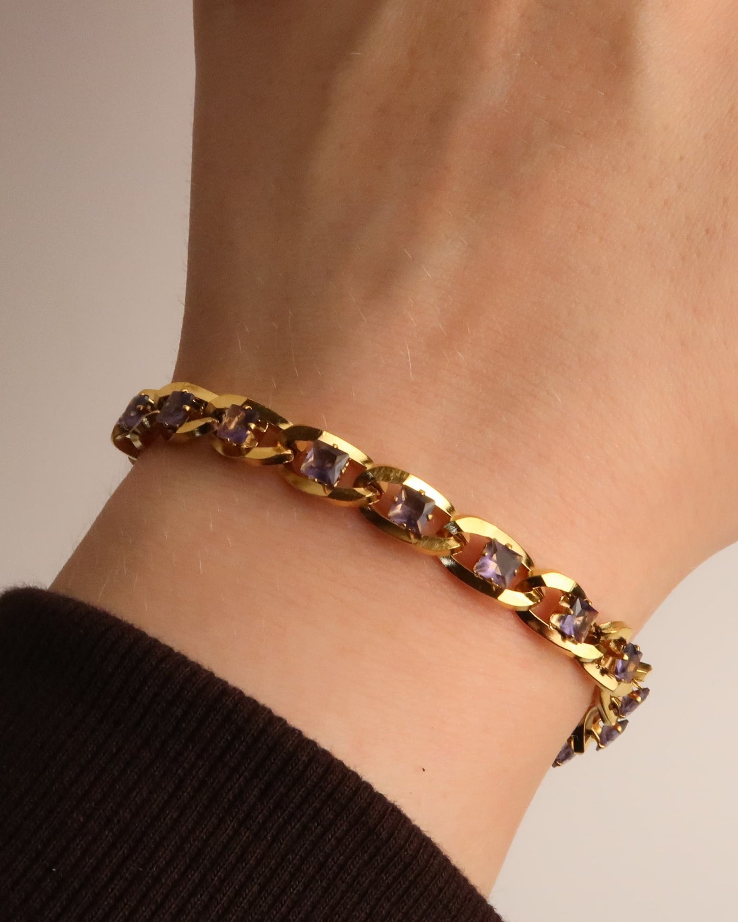 ZIYA - Goldenes Edelstahl Armband mit Lila Zirkonia