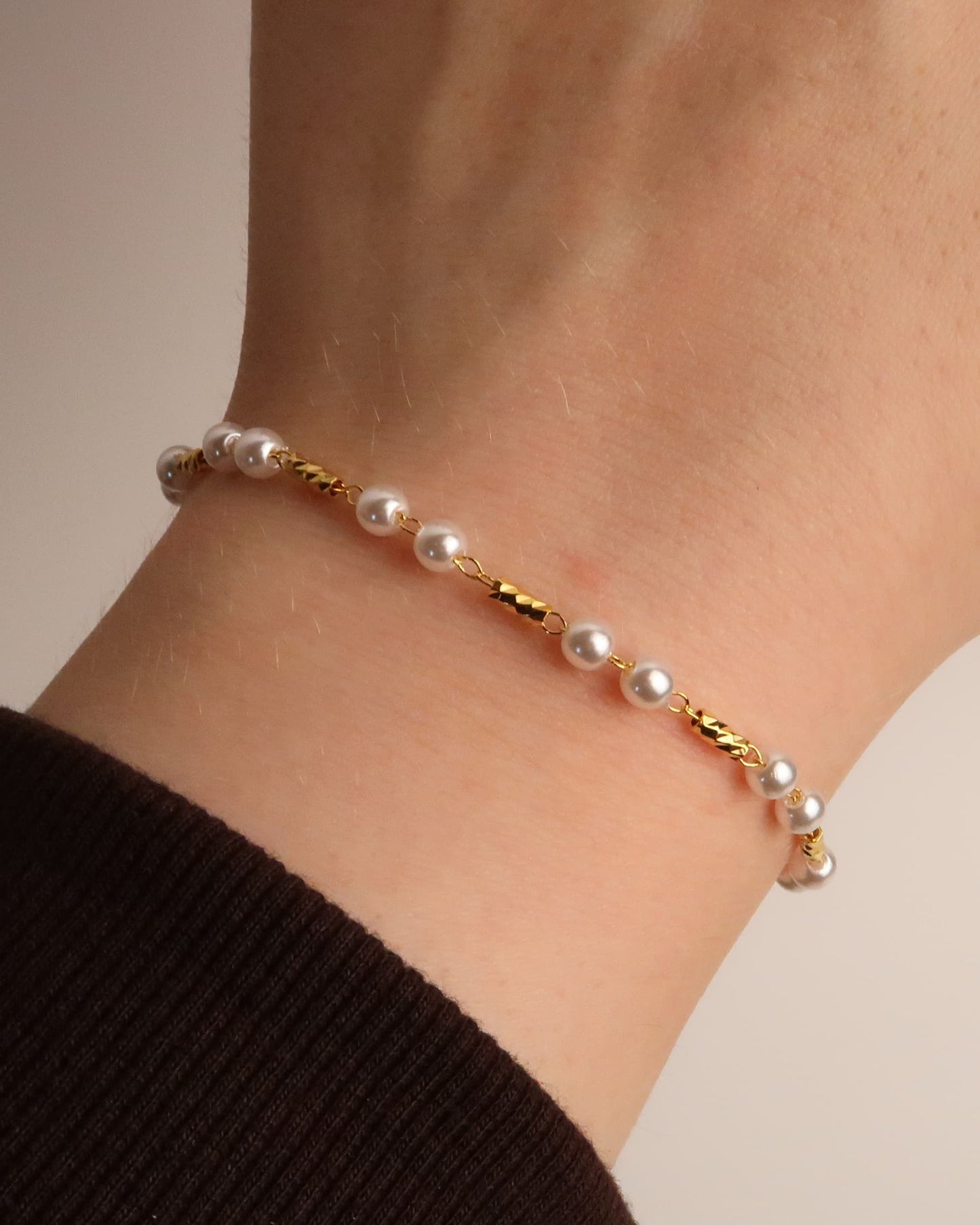 MAYA - 18K Vergoldetes Armband mit Weißen Perlen