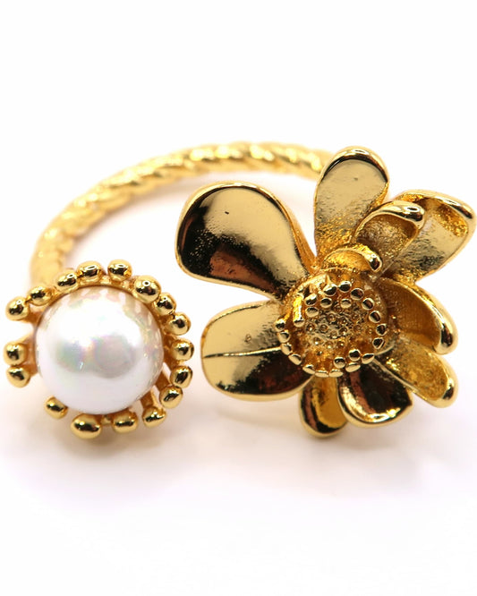 ADARA - Goldener Statement Ring mit Blume und Perle