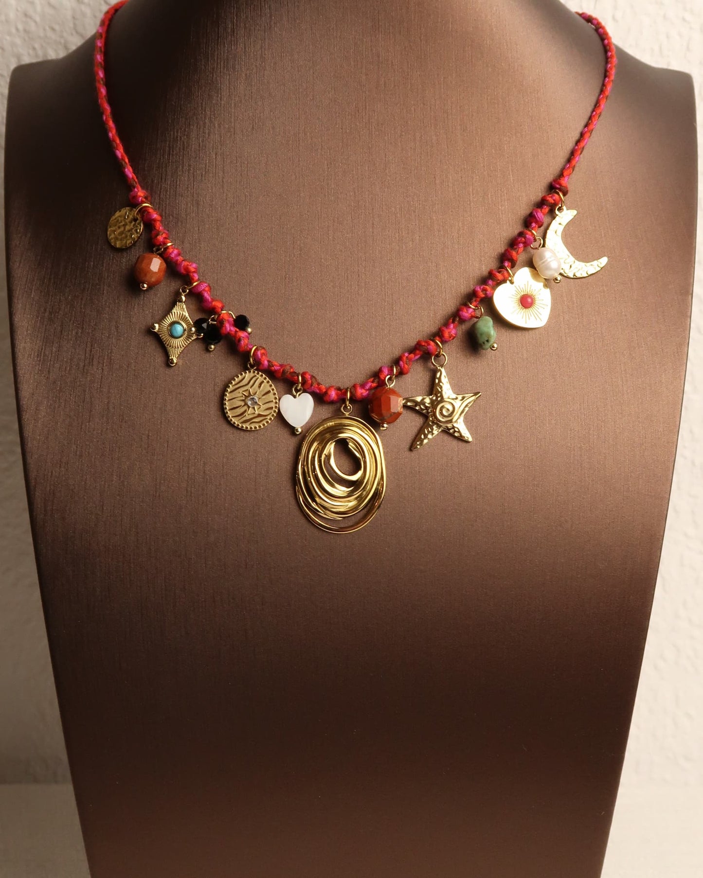 YUNA - Geflochtene Boho Halskette mit Edelstahl und Naturstein Charms