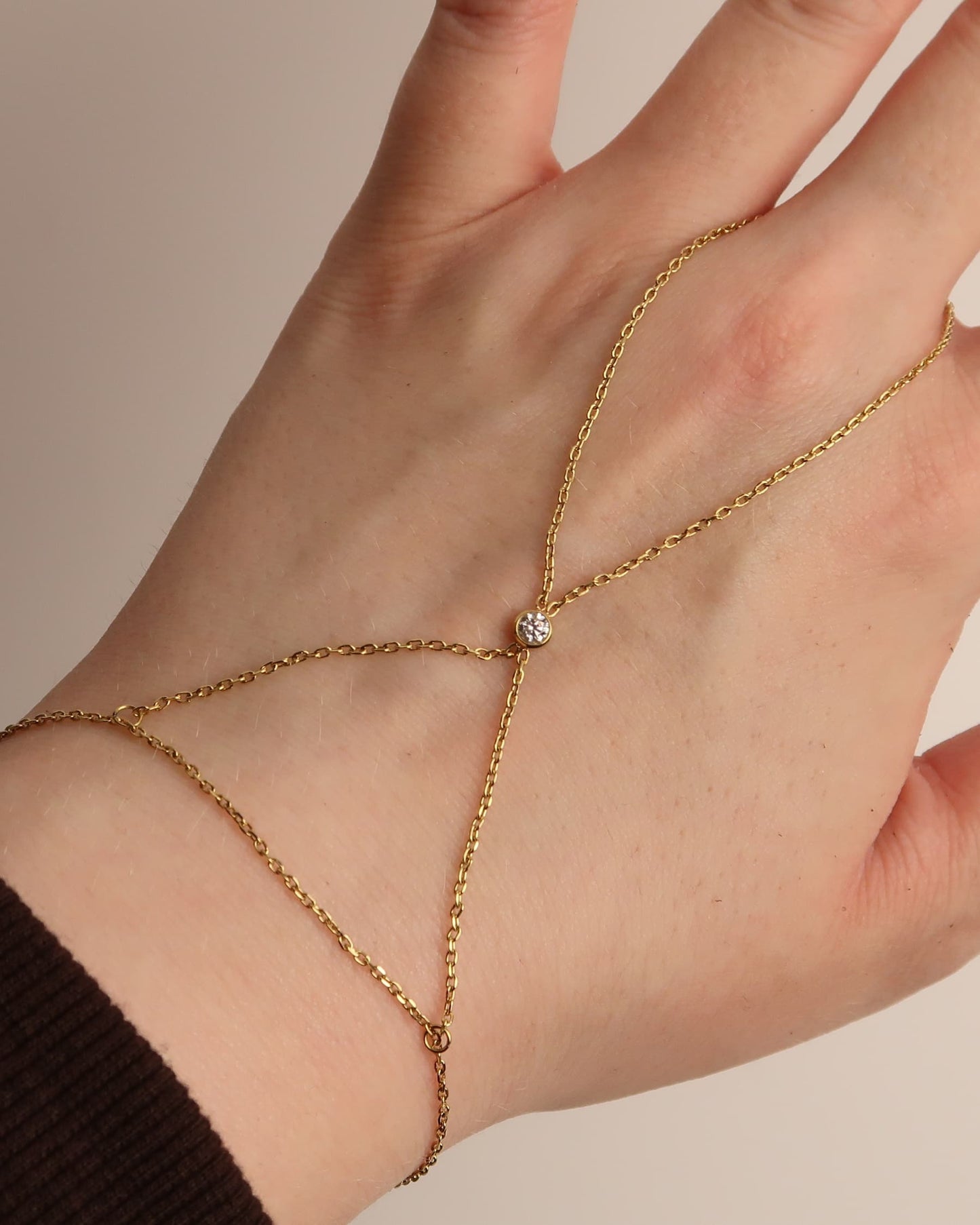 SANNI - Zierliche X-Design Handkette mit Zirkon