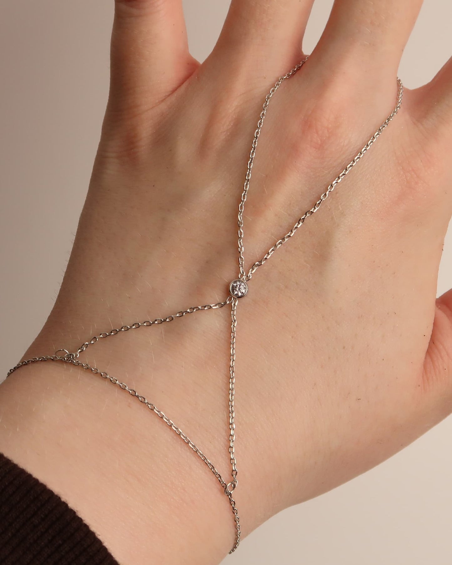 SANNI - Zierliche X-Design Handkette mit Zirkon