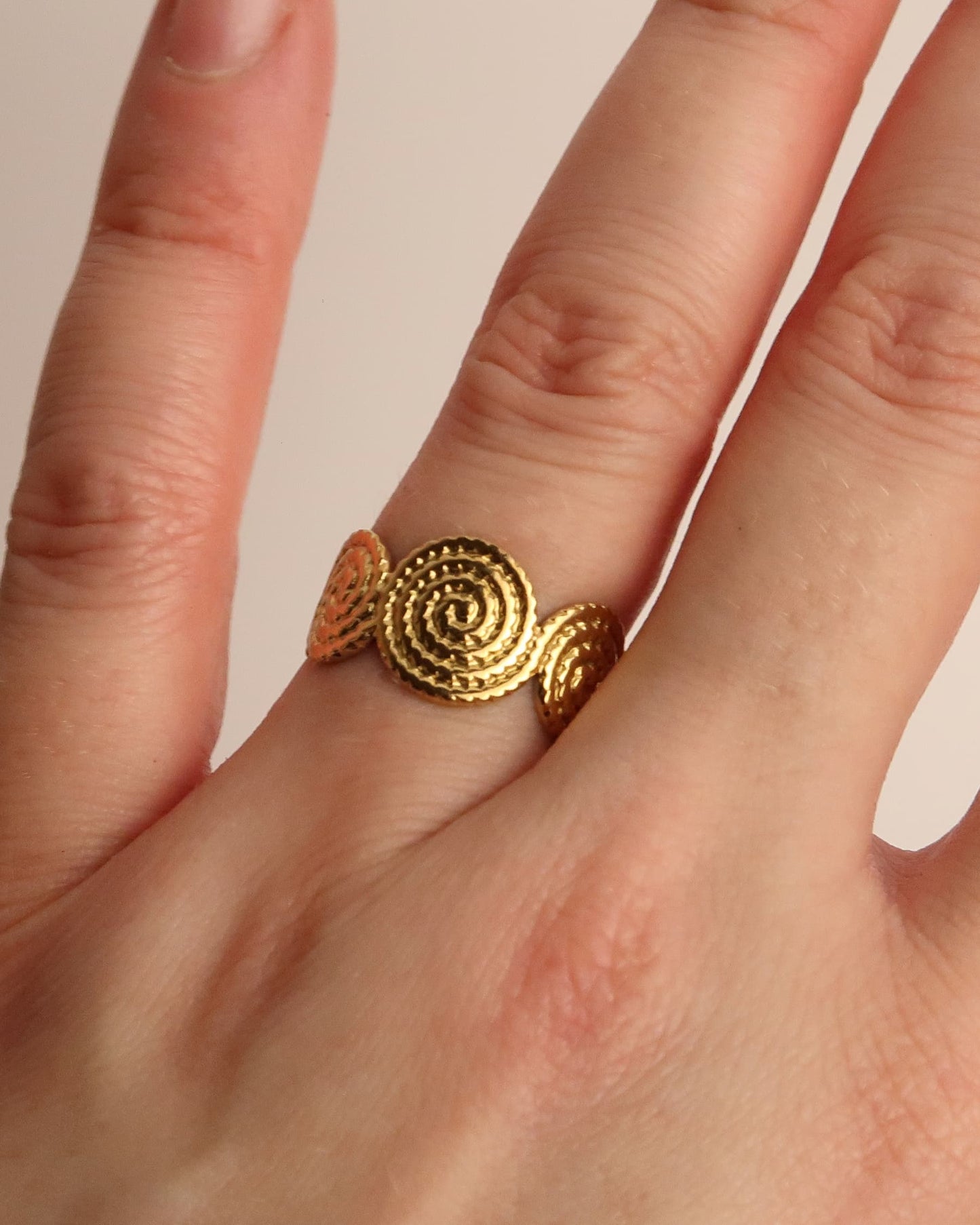 INYA - Boho Statement Ring mit Spiralstruktur