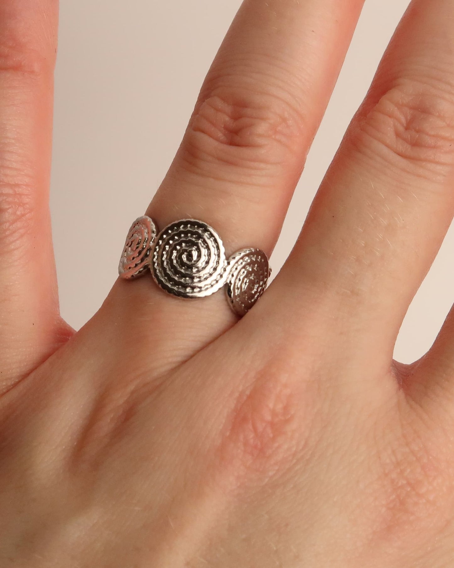 INYA - Boho Statement Ring mit Spiralstruktur