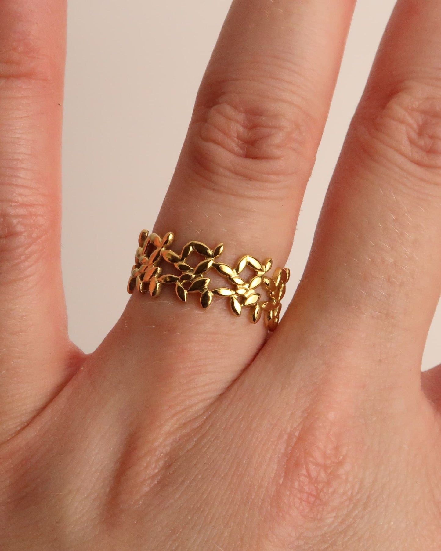 LIV - Blatt Ring mit Cut-Out Details