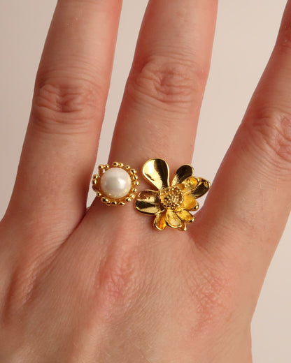 ADARA - Goldener Statement Ring mit Blume und Perle