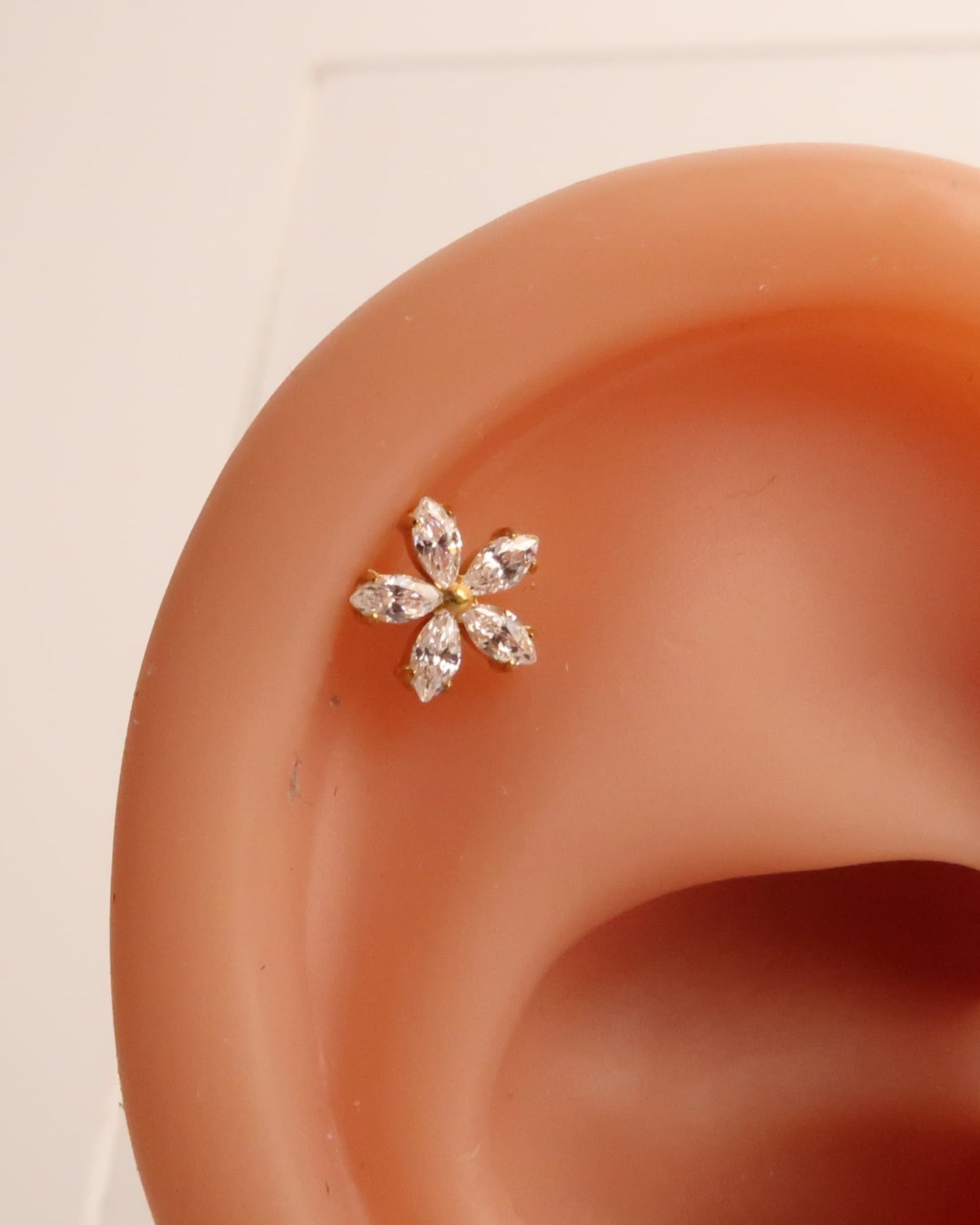 ARA - Titan Helix Piercing mit Zirkon Blume und Innengewinde