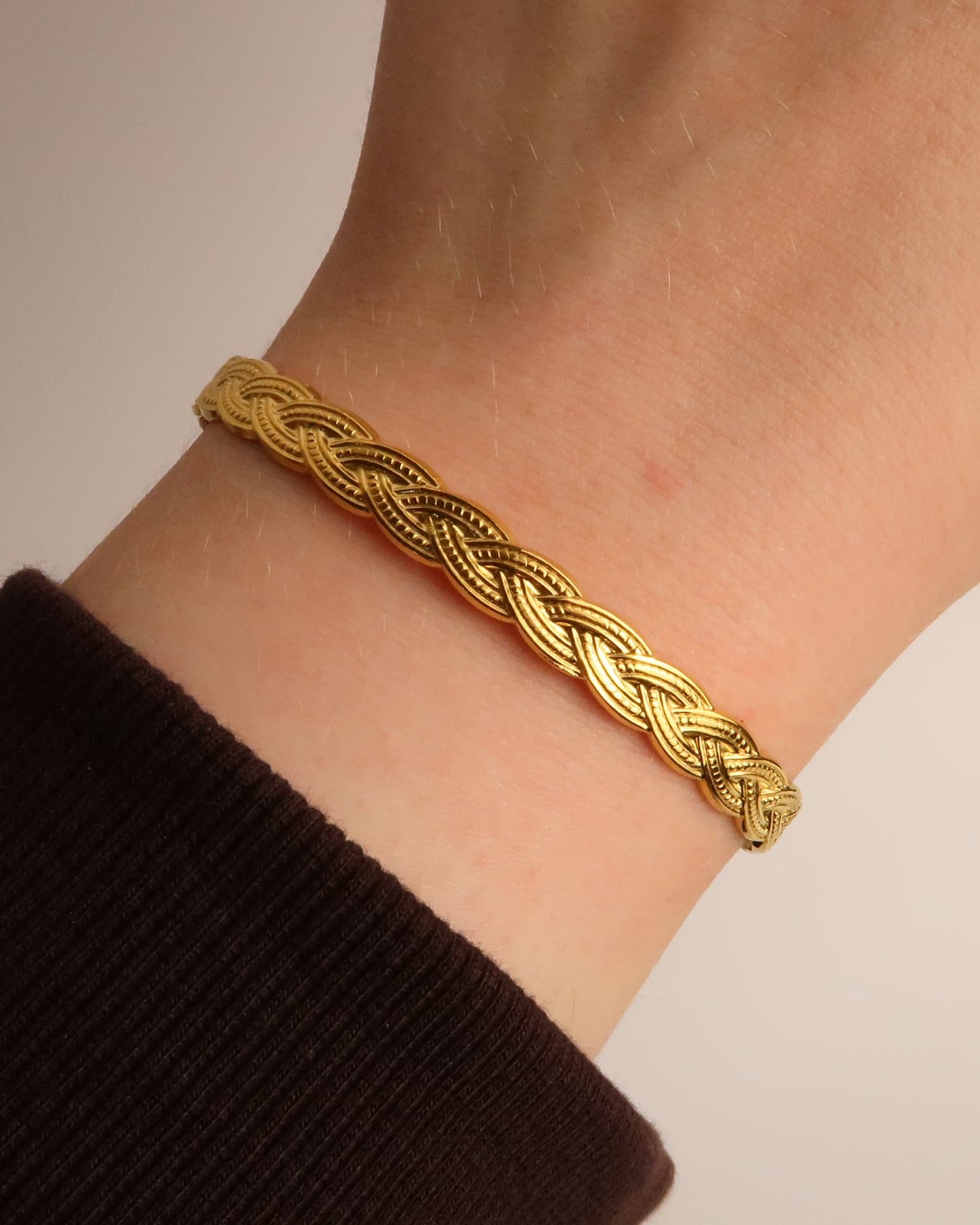 PHILOMENA - Geflochtener Goldener Edelstahl Armreif