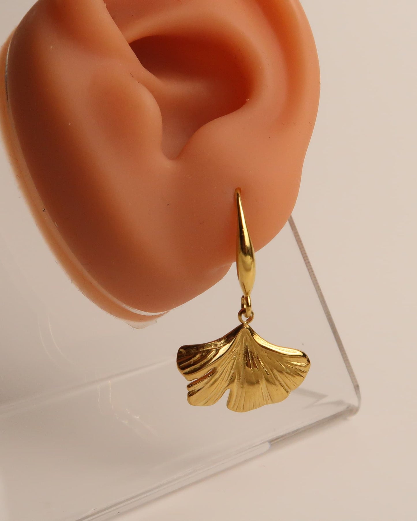 SINJOH - Goldene Edelstahl Ginkgo Ohrringe
