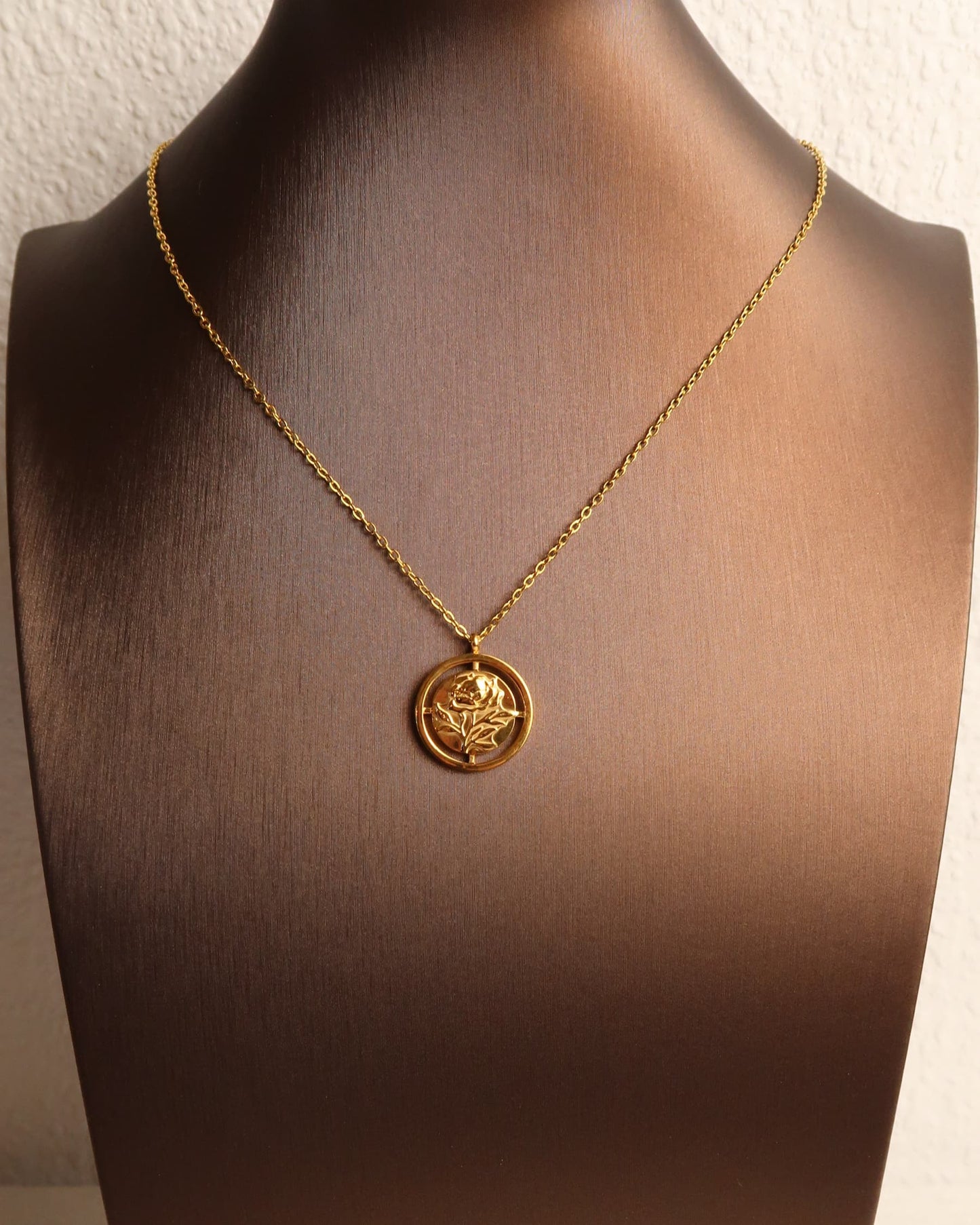AMARA - Goldene Halskette mit Rosen Anhänger