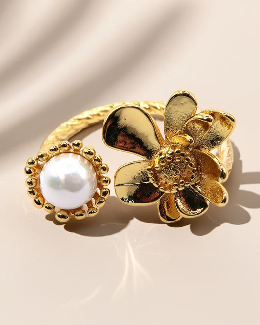 ADARA - Goldener Statement Ring mit Blume und Perle