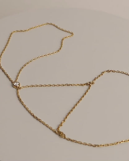 SANNI - Zierliche X-Design Handkette mit Zirkon