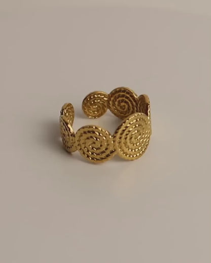INYA - Boho Statement Ring mit Spiralstruktur