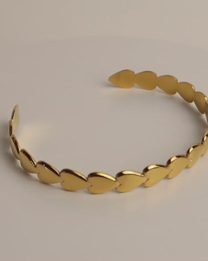 AMELIA - Goldener Edelstahl Herz Armreif