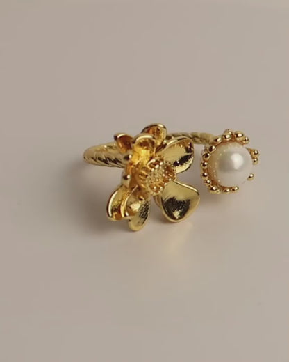 ADARA - Goldener Statement Ring mit Blume und Perle
